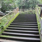 神社奥小山に登る階段