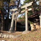 ２曲輪下神社の鳥居、先は茅野城下一望の崖下