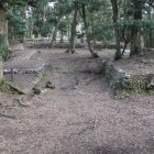 本丸西端枡形虎口、右櫓台、奥に石積の二番目虎口