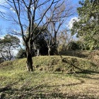 南の丸と出丸の間の土塁です。出丸側から見