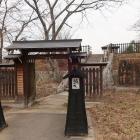 模擬城門と城址碑