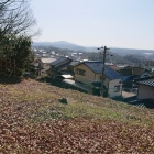 反対の斜面には、間近まで団地の住宅街が。