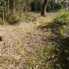 五輪塔の裏手・・・土塁と堀跡？