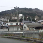 鹿集城全景。山の中腹に建つ中学校が目印。