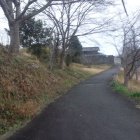 土塁に沿って続く道。