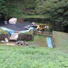 御主殿側の曳橋基礎石垣、重機工事中