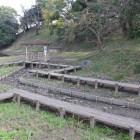 北西櫓跡方向の土塁と濠