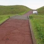 南側から二重堀、土塁、本曲輪虎口を望む