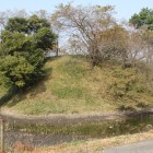 南東櫓跡の角の土塁と濠