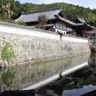 屋敷跡の興禅寺、石塁と水堀