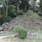 南曲輪の巨石、石垣崩落