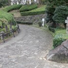 駐車場からの登城路、この比高が段丘の高さ