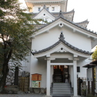 天守登城口より