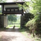 本曲輪大手模擬櫓城門、左右土塁、手前土橋