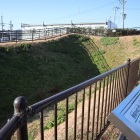 北側にある土塁・空堀