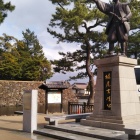 堀尾吉晴公像