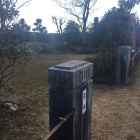 首塚と並ぶ城跡