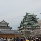 賑わう天守前広場