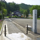 お蕎麦屋さんの駐車場脇に墓所碑