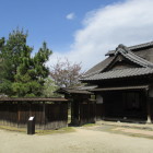公園半分を占める復元古民家