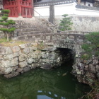 楼門前の石橋付近の石垣。