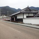 長屋門前は『広小路』と呼ばれ、かつては馬場があった。