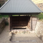 境内奥にある『お福の産湯井戸』。