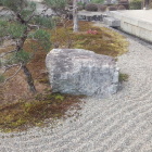 本堂前に残る『お福の腰掛け石』。