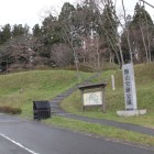 駐車場横の石碑、本丸を望む