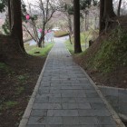 本丸側より虎口と左右の土塁