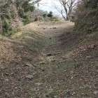 同左より北、東面の堀と土塁