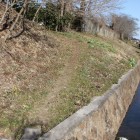 南面館跡の土塁と濠