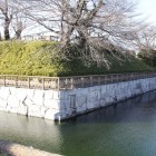 本丸南東角の土塁と濠
