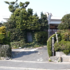 県道沿いの成願寺、奥に石碑