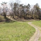 西山砲台、右手奥が大手門跡と土塁、中間が砲台登城路
