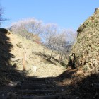 本丸登城路手前の空堀、堀底道