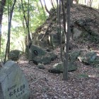 巨石を使った堀切、切岸