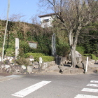 県道沿いに在る城石碑、案内板コーナー