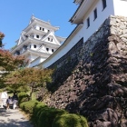 隅櫓下から天守を臨む