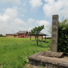 石碑と東門（復元）