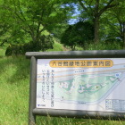 城址南側の駐車場に立つ案内板