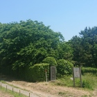 本丸跡、石碑と説明板があります