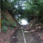 城跡を寸断する遊歩道