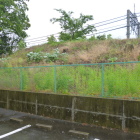お店の駐車場と線路の間にも土塁