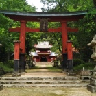 登城口の鷲原八幡宮