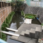 水路の所に小さなお社が