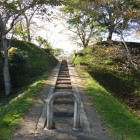 公園となっている本丸跡地に続く虎口