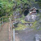 三途の川に架かる橋を渡る