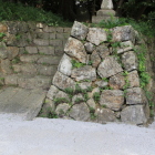 参道の石垣、寺院前の神社入口階段