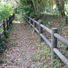 周囲の土塁と遊歩道